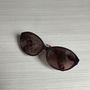 Women's Black Oval Sunglasses - Stylish UV Shades